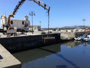 foto pulizia darsena pozzuoli1