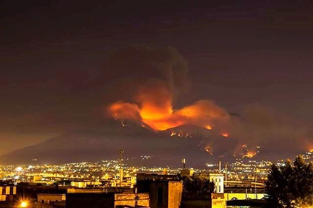 Il cardinale di Napoli sugli incendi in Campania: “La condanna di Dio è già in atto per chi ha ucciso l’ambiente”