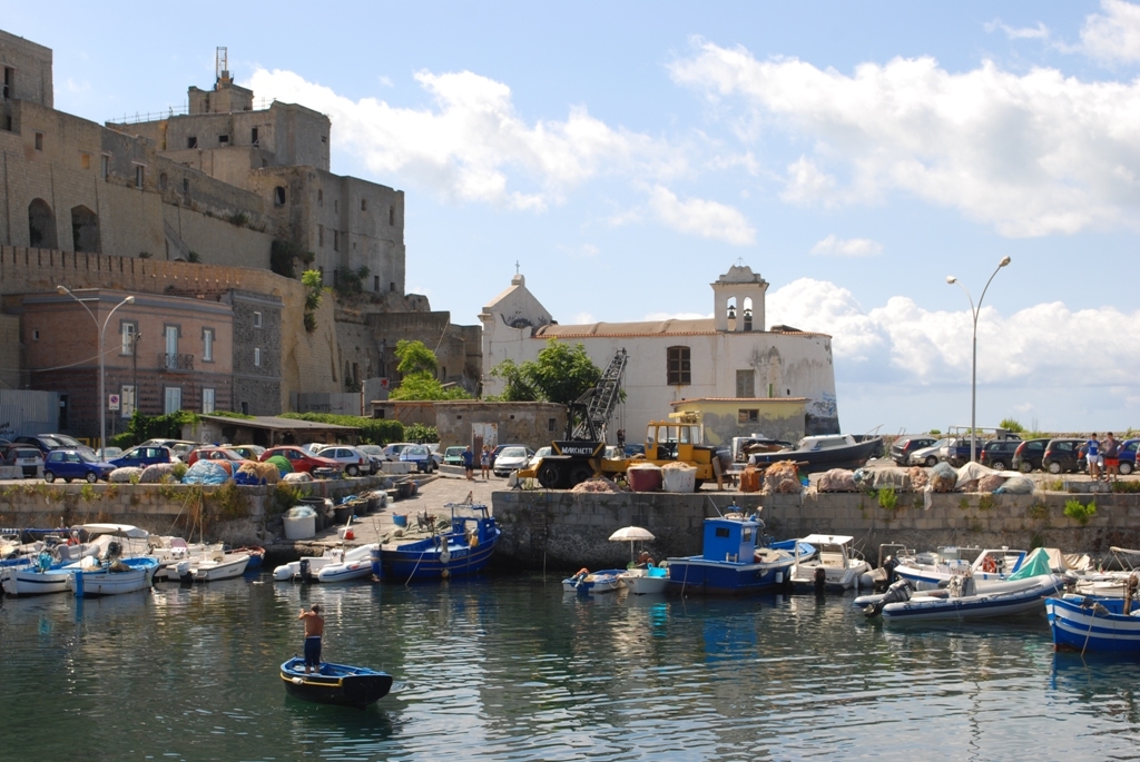 A Pozzuoli annuale messa e fiaccolata per le vittime dei disastri ambientali. Il ricordo della tragedia della Solfatara