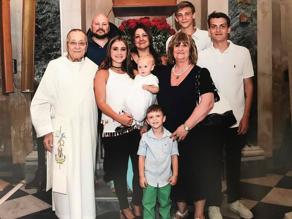 La bella storia di un diacono in parrocchia. Così un bisnonno battezza la nipotina venuta dagli Usa