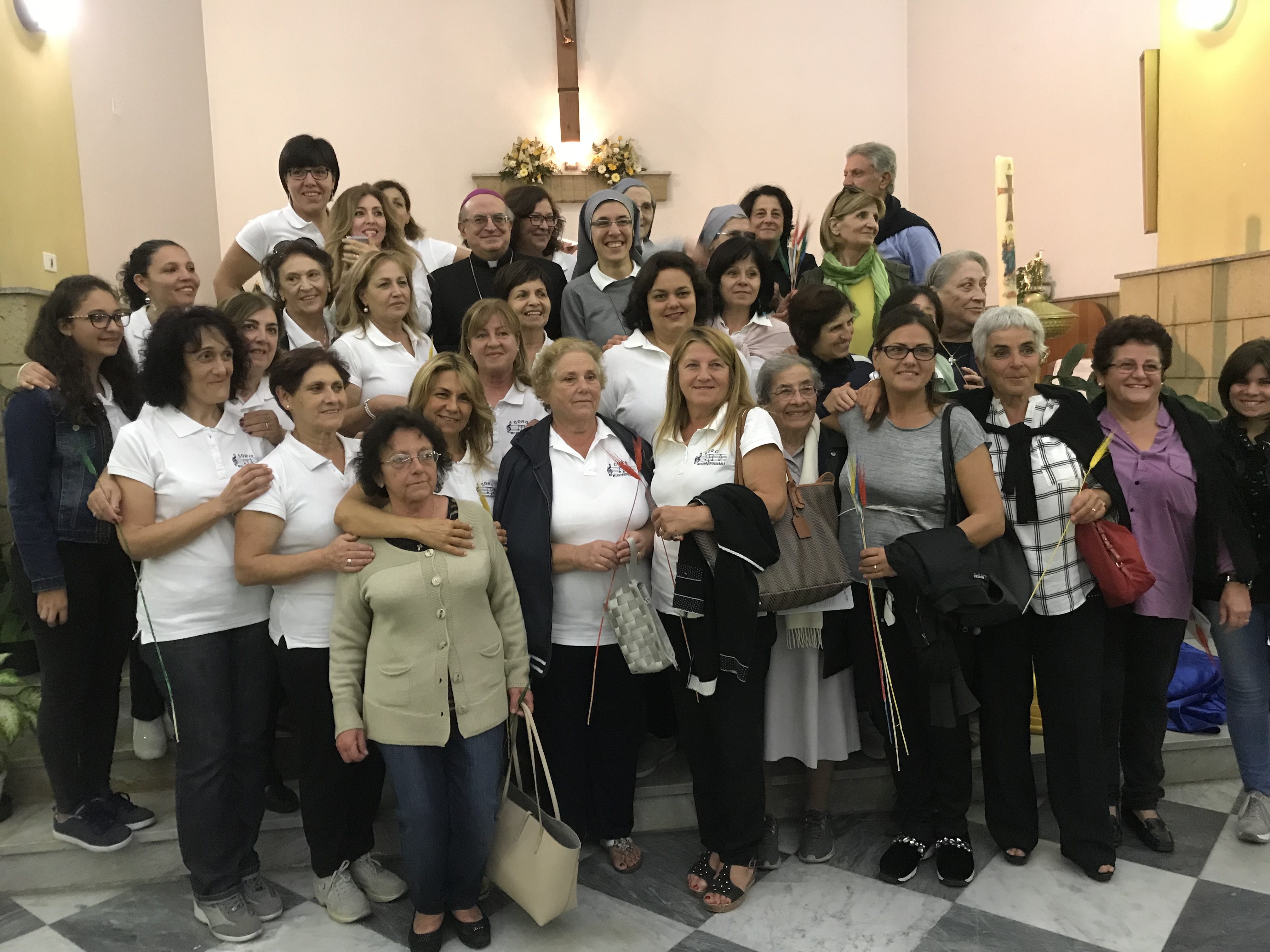 Veglia missionaria diocesana, il vescovo di Pozzuoli dona una spiga colorata con i colori dei cinque continenti