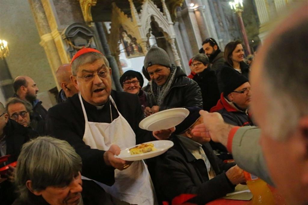 Nel duomo di Napoli il pranzo dei poveri con il cardinale Sepe: “Accogliamo gli stranieri, senza pregiudizi”