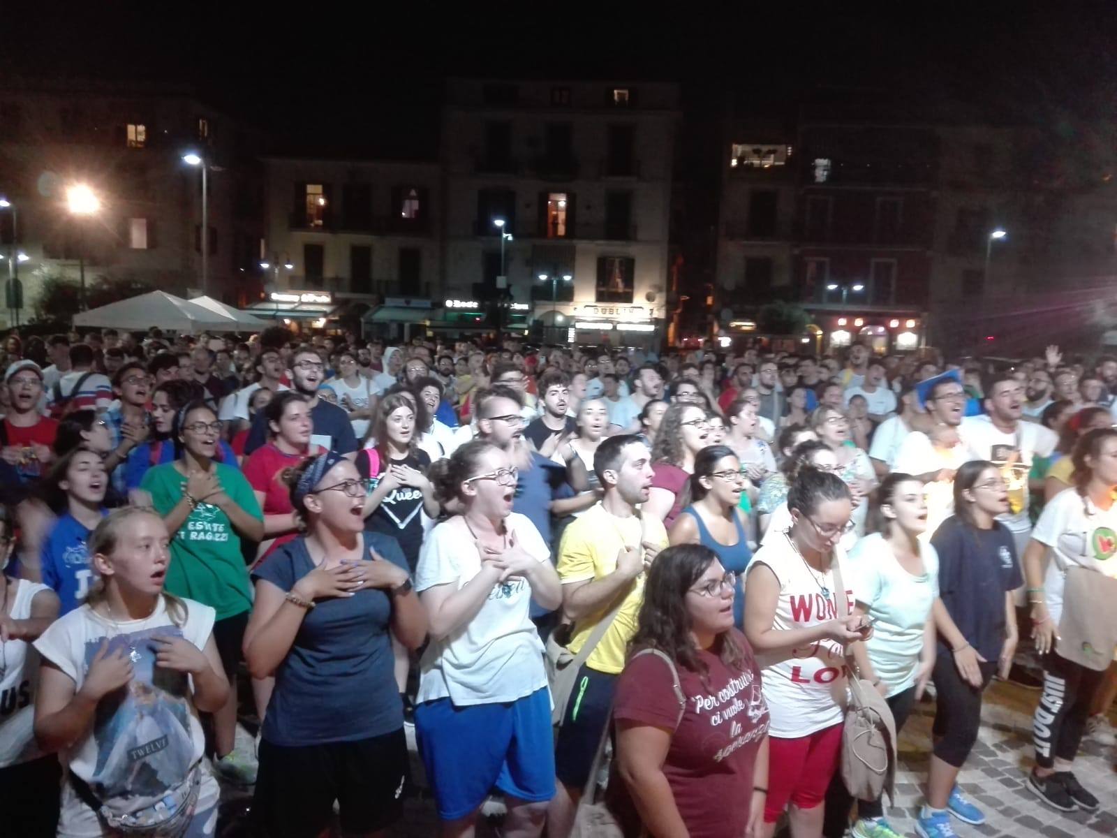 Sul lungomare di Pozzuoli i giovani della Campania con i vescovi Pascarella e Lemmo. Come dare un senso al pellegrinaggio