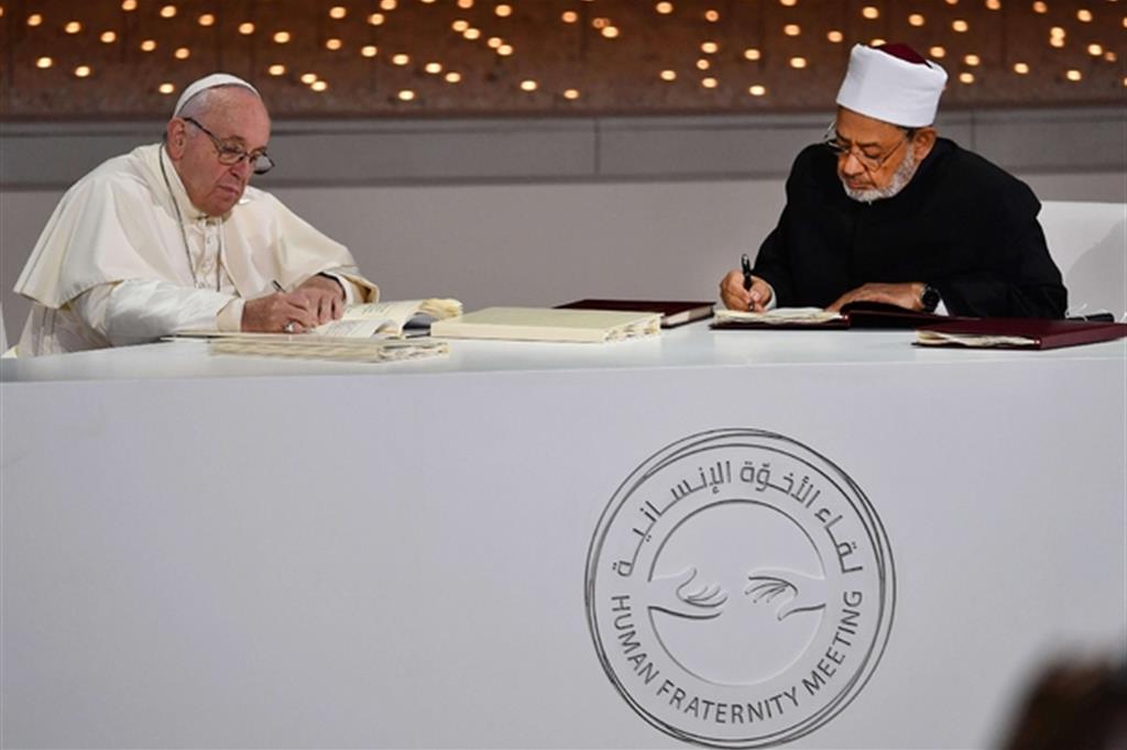 Due abbracci e due firme: Papa Francesco e il compimento del sogno di Giovanni Paolo II