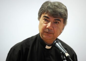 Non conosco ancora i vostri volti, tendo le mie mani a tutti voi. Saluto di don Mimmo Battaglia al popolo di Napoli
