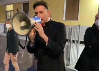 Colpi di pistola esplosi a Pianura e a Fuorigrotta. La protesta di padre Coluccia