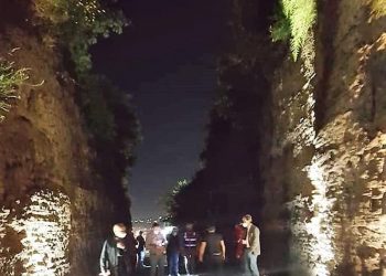 Tra Pozzuoli e Quarto la Montagna Spaccata s’illumina, per valorizzare l’antica trincea di ingegneria romana