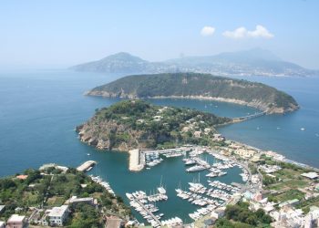 Il legame di Procida con i “Campi Ardenti”. Un viaggio nelle due culture flegree