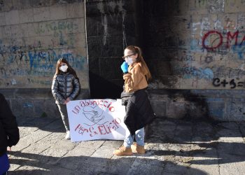Piazza Mercato. Abbraccio dei bambini alla chiesa vandalizzata con la richiesta di nuovi progetti