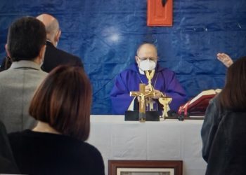 Monsignor Pascarella celebra il precetto pasquale nel deposito Eav di Ischia