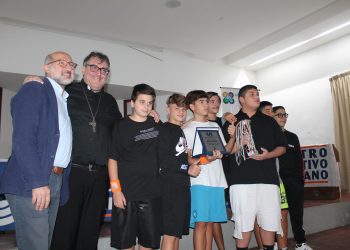 Il vescovo ausiliare di Pozzuoli, monsignor Carlo Villano, consegna i premi del Centro Sportivo Italiano flegreo