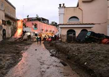 Adesso è tempo della vicinanza, della condivisione, della preghiera. L’appello del vescovo di Ischia, monsignor Pascarella