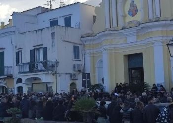 Celebrato a Lacco Ameno il funerale di Eleonora e Salvatore. Il vescovo al TGR Campania: è tempo di pregare