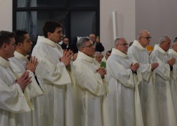 Il vescovo di Pozzuoli ordina otto nuovi diaconi permanenti. L’invito a “vivere il Vangelo senza sconti”