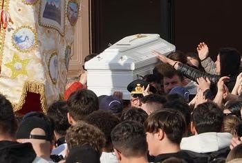 Monsignor Pascarella ha celebrato il funerale di Francesco Pio, presente il sindaco Manfredi