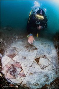 Il pavimento in opus sectile recentemente individuato nella villa con ingresso a protiro. Foto di Edoardo Ruspantini