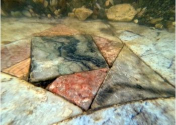 Lastre di marmo Greco scritto, alternate a quadrati Q3 resi in alternanze di colori, soprattutto in Cipollino e Portasanta