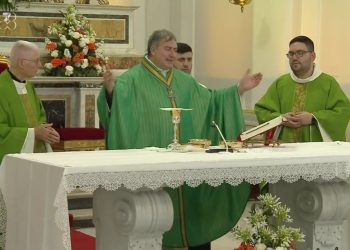 Dobbiamo essere tutti responsabili, l’invito del vescovo Villano nella diretta Rai da Ischia