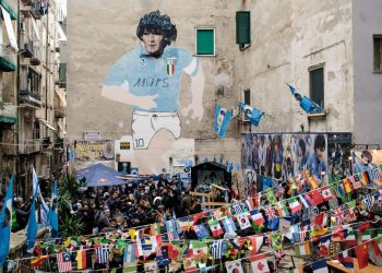 C’è una Napoli che, inesorabilmente, va scomparendo. Mai visti flussi turistici così, ma si perde identità