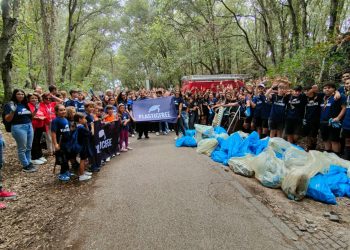 Grande partecipazione al Plastic Free in località Zaro a Forio. Mezza tonnellata di rifiuti raccolti