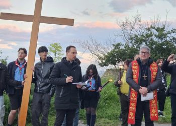 Via Crucis dei giovani a Nisida. Il vescovo Carlo Villano: “Aprire le porte alla speranza”