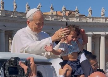Giubileo delle famiglie. Carezze del papa ai bambini della diocesi di Pozzuoli