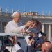 Giubileo delle famiglie. Carezze del papa ai bambini della diocesi di Pozzuoli