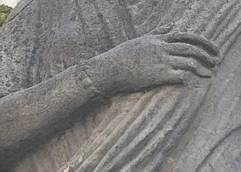 Quella matrona “dimenticata” al Vomero. Probabile provenienza flegrea della statua acefala